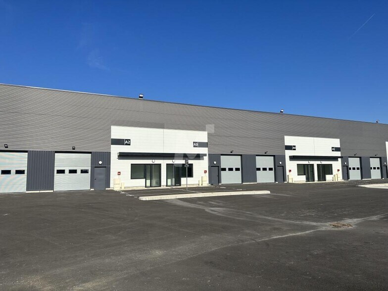 Light Industrial in Savigny-le-Temple to rent - Building Photo - Image 2 of 13