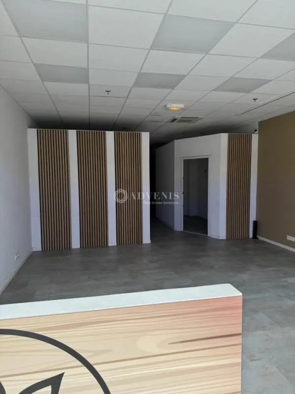 Location Commerce 110 m² - Photo 1