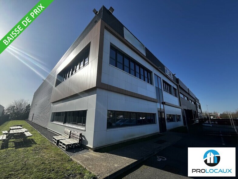 Light Industrial in Roissy-en-France to rent - Building Photo - Image 1 of 12