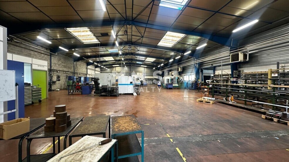 Industrial in Miribel to rent - Interior Photo - Image 3 of 9