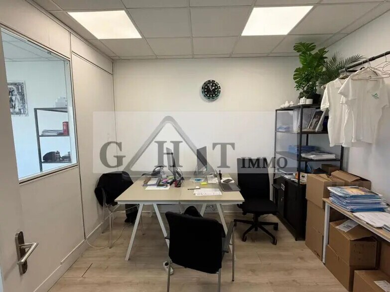 Office in Maisons-Alfort to rent - Building Photo - Image 1 of 4