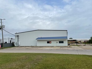 2701 Industrial Ave, Lake Charles, LA for rent Building Photo- Image 1 of 4