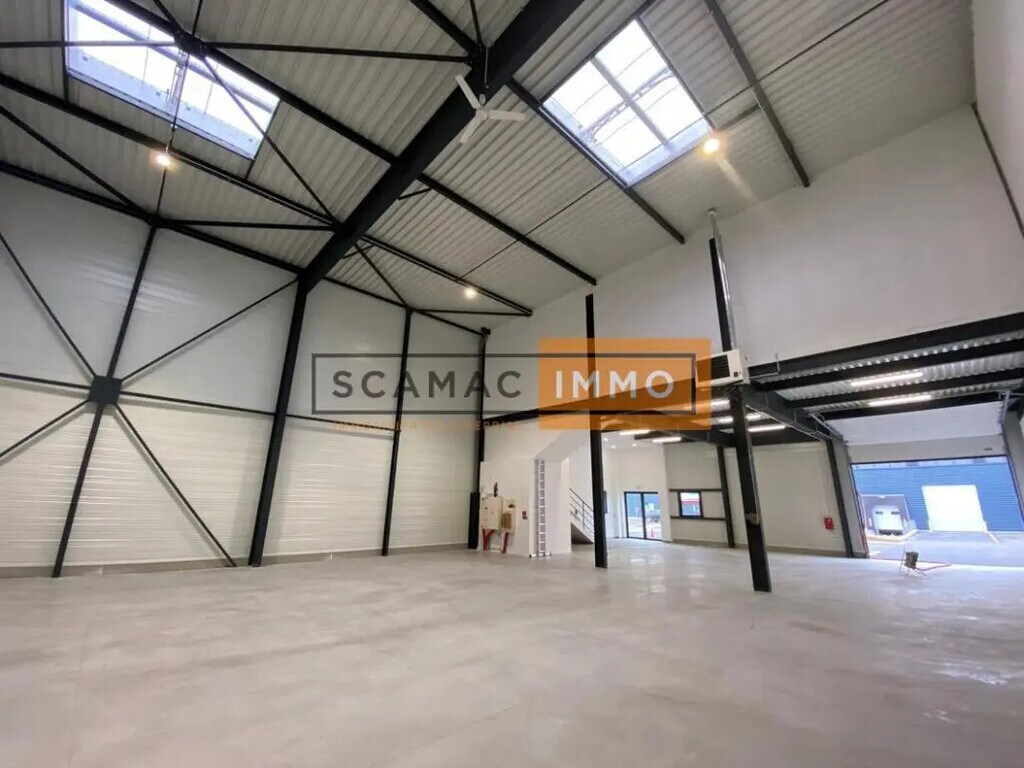 Vente Entrepôt 877 m² - Photo 1