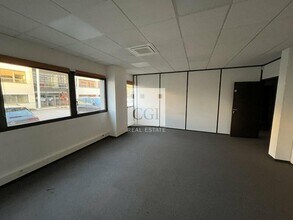 Office in Saint-Priest to rent Interior Photo- Image 1 of 1