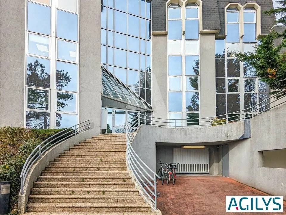 Location Bureaux 150 m² - Photo 1