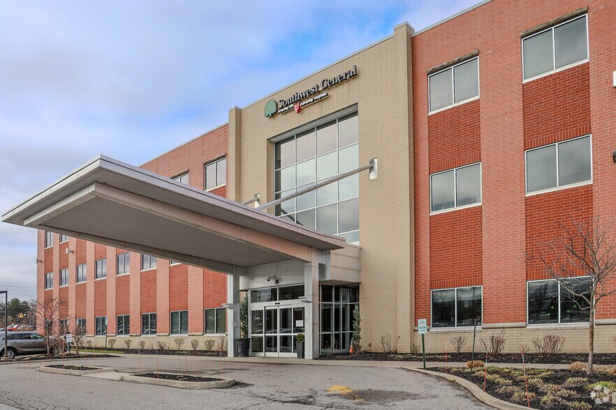 18780 E Bagley Rd, Middleburg Heights, OH to rent - Building Photo - Image 2 of 19