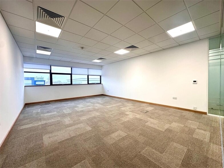 The Manorway, Stanford Le Hope to rent - Building Photo - Image 3 of 17