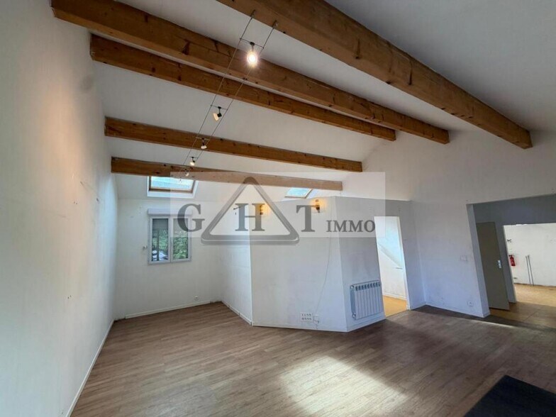 Retail in Écouen to rent - Interior Photo - Image 2 of 10