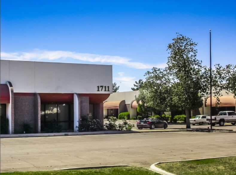 1711 W Rose Garden Ln, Phoenix, AZ to rent - Building Photo - Image 2 of 6