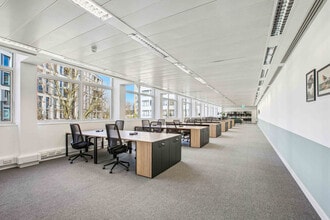 5-17 Hammersmith Grove, London to rent Interior Photo- Image 1 of 2