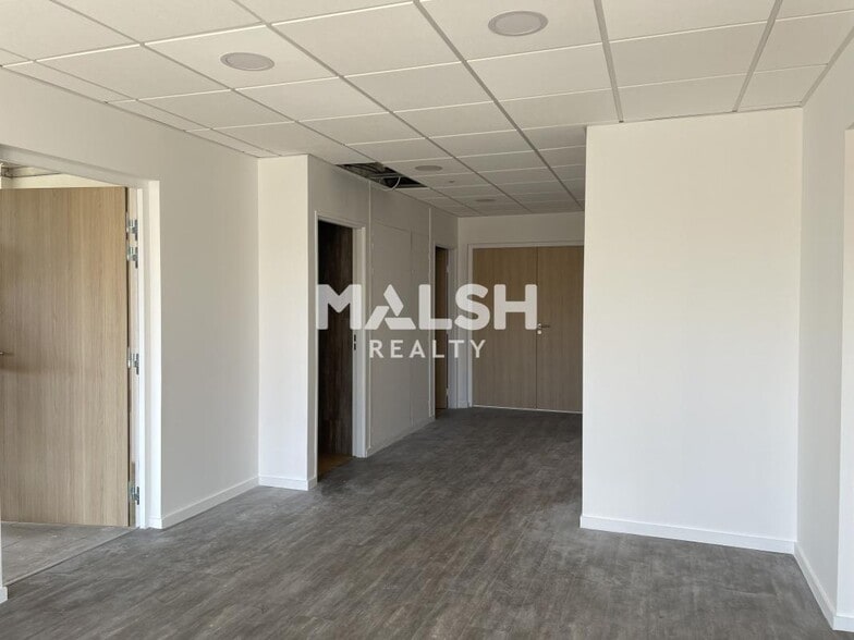 Office in Bron to rent - Building Photo - Image 2 of 13