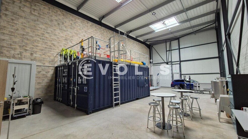 Light Industrial in Bailly-Romainvilliers to rent - Interior Photo - Image 2 of 9