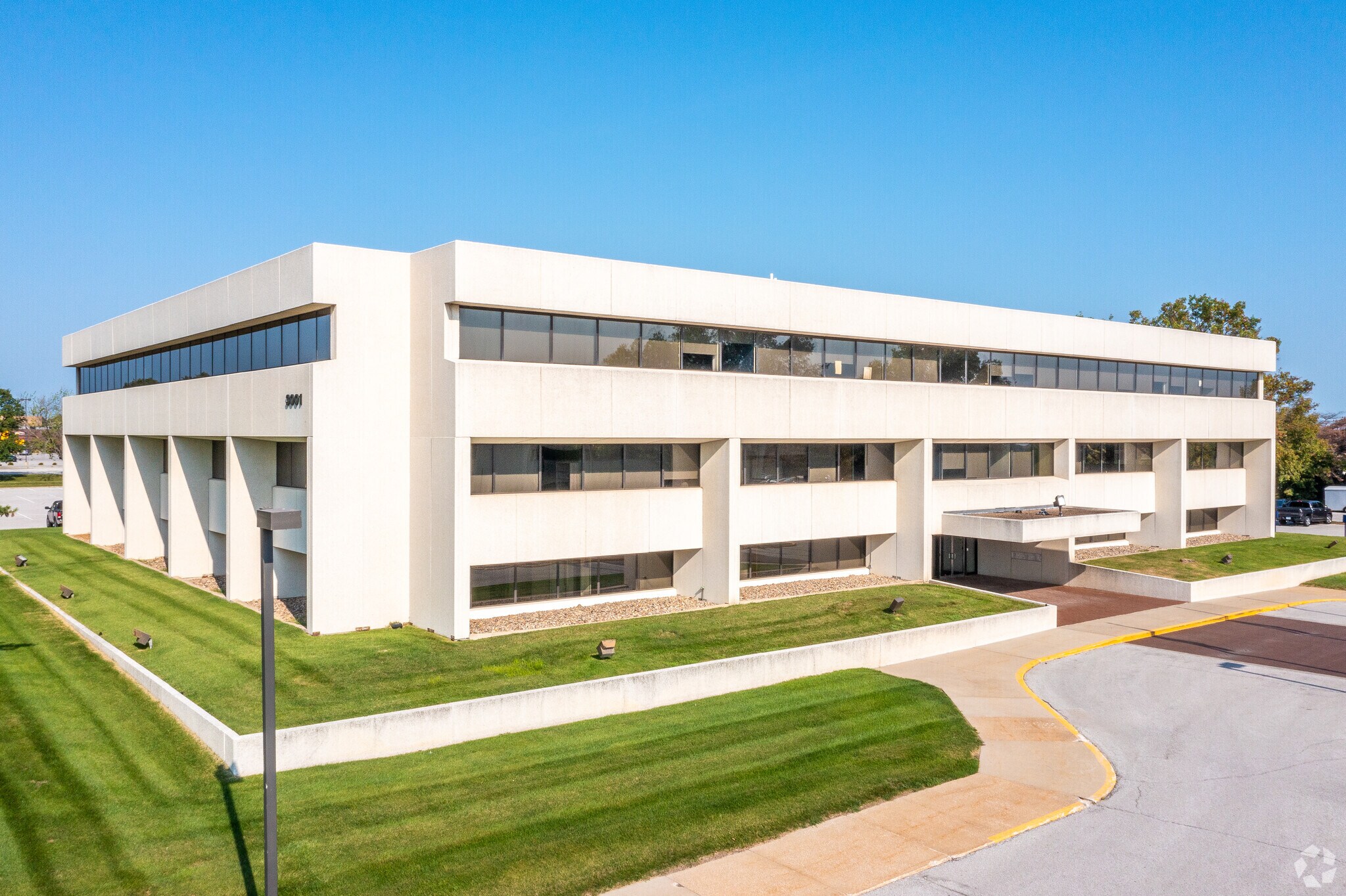 3001 Westown Pky, West Des Moines, IA to rent Building Photo- Image 1 of 8