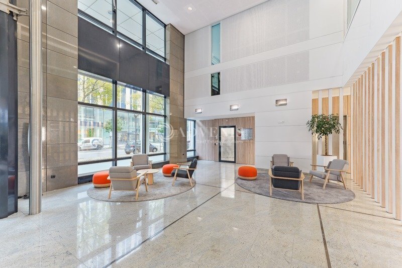 104 Avenue De L'Europe, Bois-Colombes to rent - Lobby - Image 3 of 12