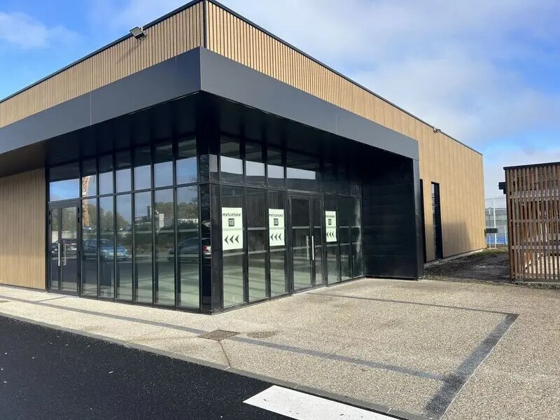Light Industrial in Sainte-Eulalie to rent Building Photo- Image 1 of 6
