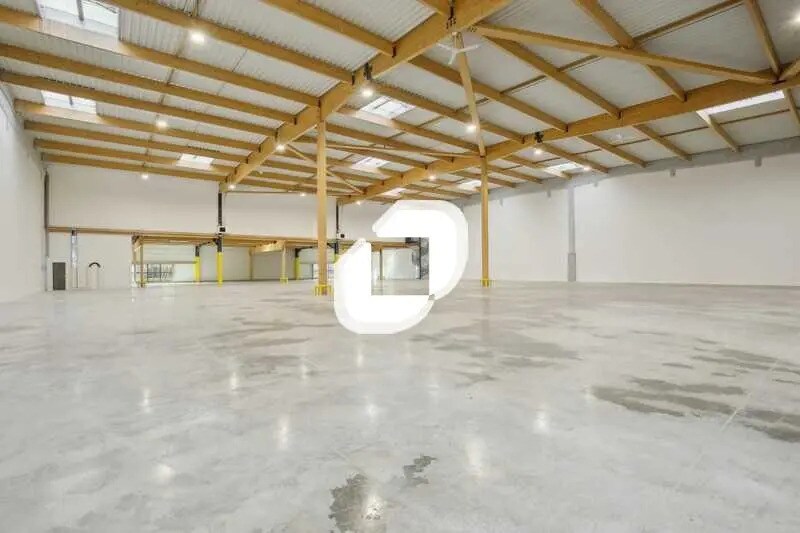 Light Industrial in Louvres to rent - Interior Photo - Image 2 of 8