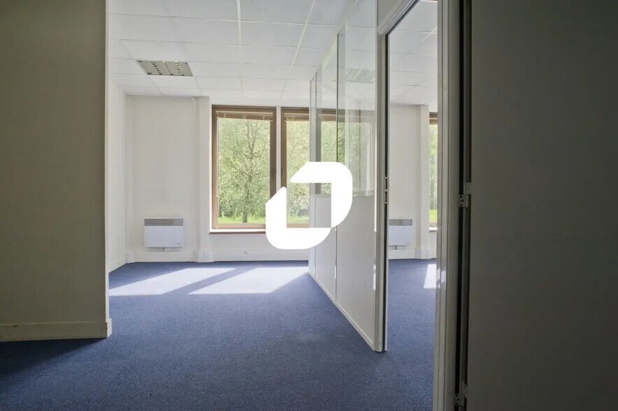Office in Croissy-Beaubourg to rent - Interior Photo - Image 2 of 6