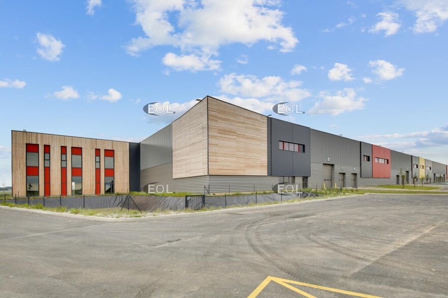 Light Industrial in Louvres to rent - Building Photo - Image 2 of 8