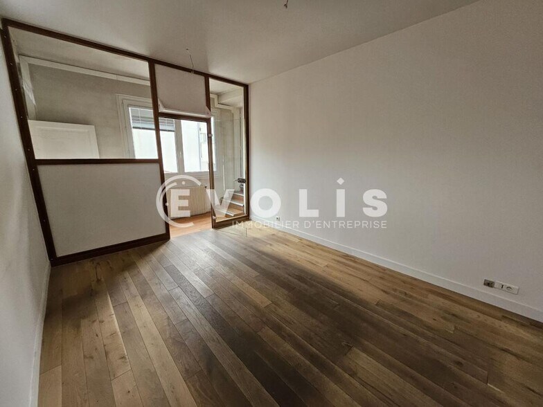 Office in Vanves to rent - Interior Photo - Image 2 of 12