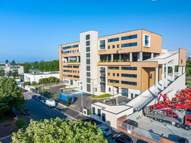 Office in Colombes to rent - Building Photo - Image 1 of 9