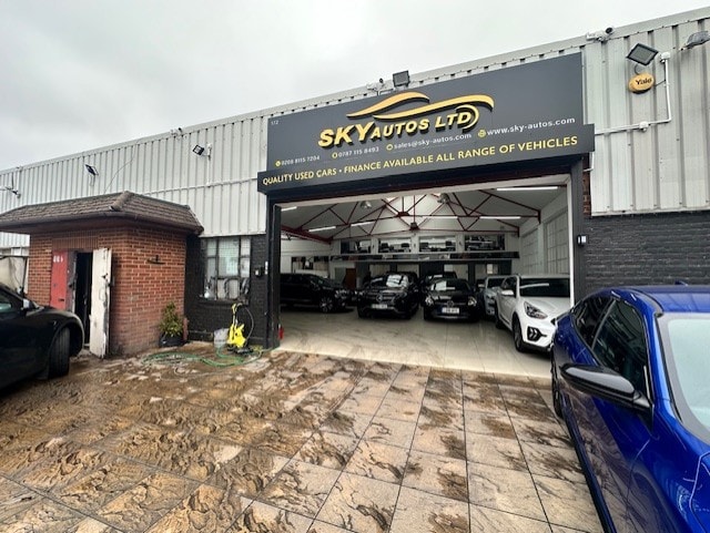 172-174 Brent Cres, London to rent - Building Photo - Image 3 of 4