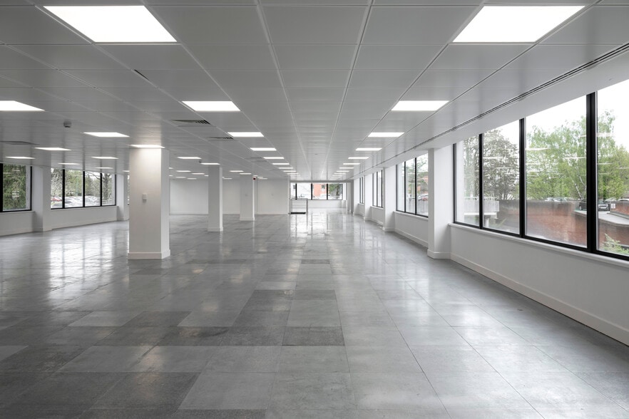 Blenheim Ct, Solihull to rent - Interior Photo - Image 2 of 11