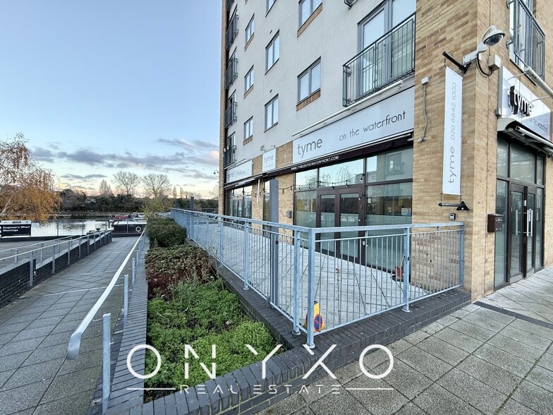 9 Higham Mews, Northolt to rent - Building Photo - Image 3 of 4