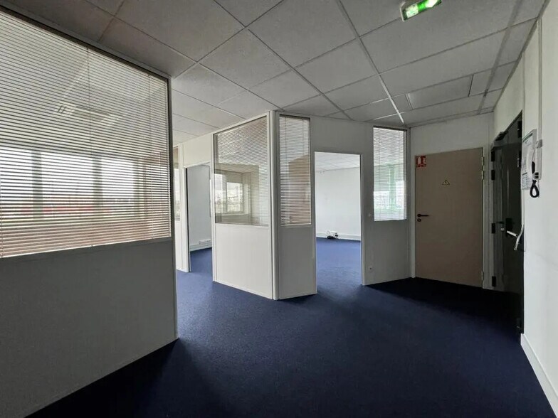 Office in Pantin to rent - Building Photo - Image 3 of 11