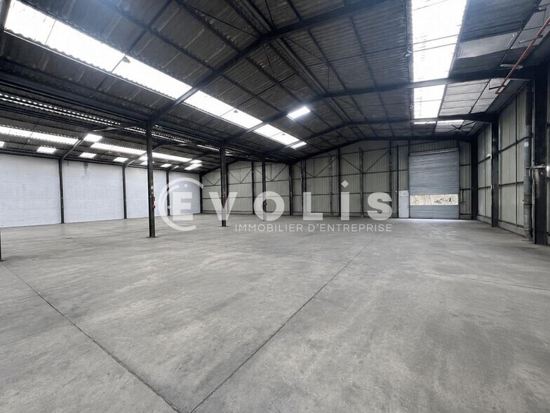Light Industrial in Ozoir-la-Ferrière to rent - Building Photo - Image 1 of 5