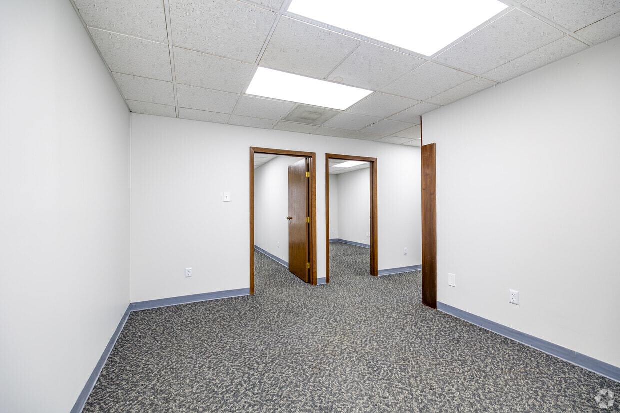 6230-6360 Busch Blvd, Columbus, OH to rent Building Photo- Image 1 of 5