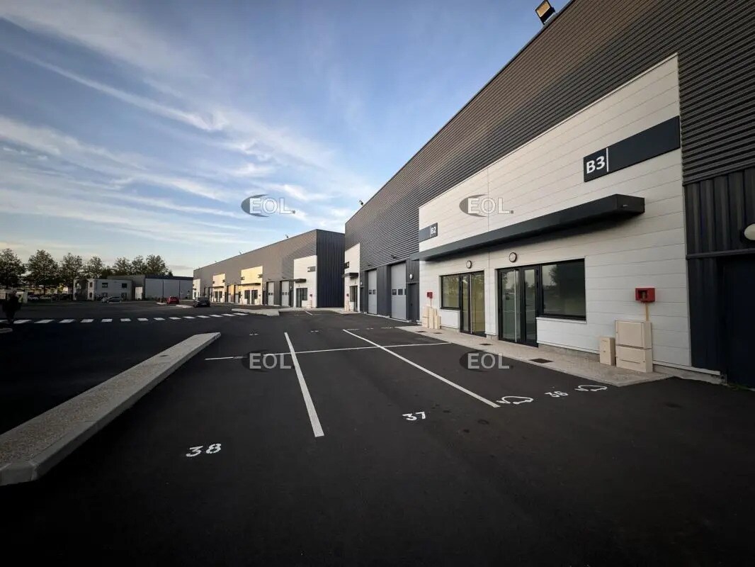 Light Industrial in Savigny-le-Temple to rent Primary Photo- Image 1 of 8