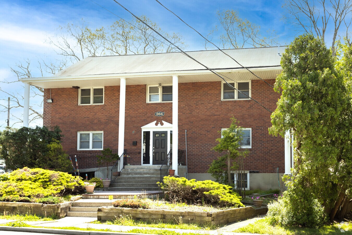 264 Haypath Rd, Old Bethpage 11804 UK