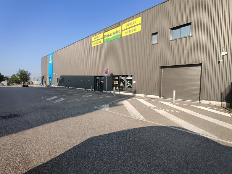 Retail in Bourgoin-Jallieu to rent - Building Photo - Image 3 of 4
