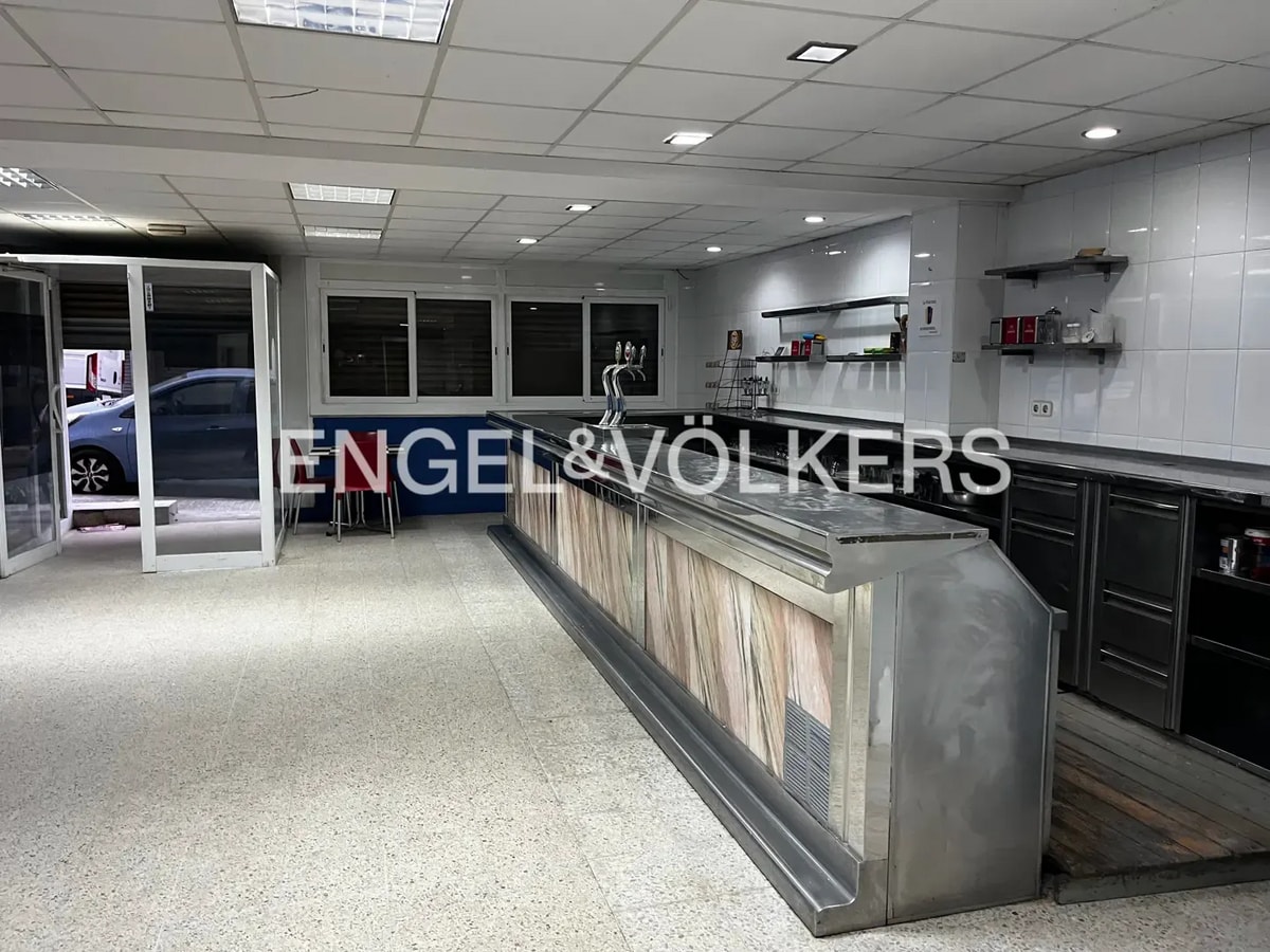 Badalona, BAR 08917 - - - Interior Photo - Image 1 of 17