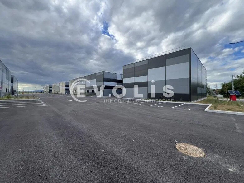 Light Industrial in Janneyrias to rent - Building Photo - Image 2 of 65