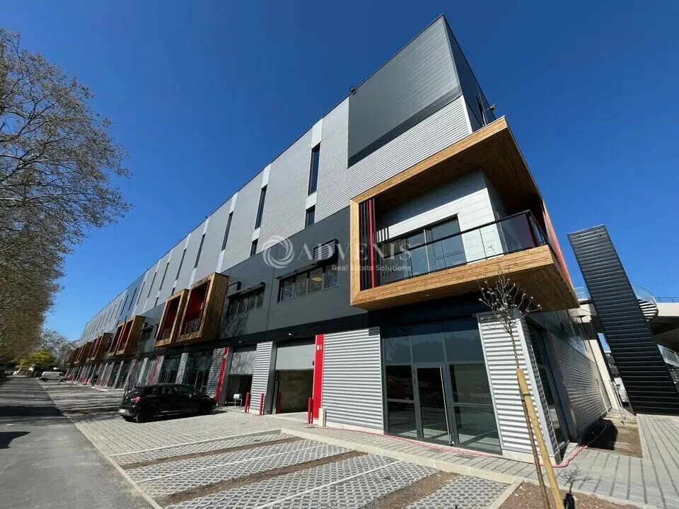 Light Industrial in Bobigny to rent Building Photo- Image 1 of 13