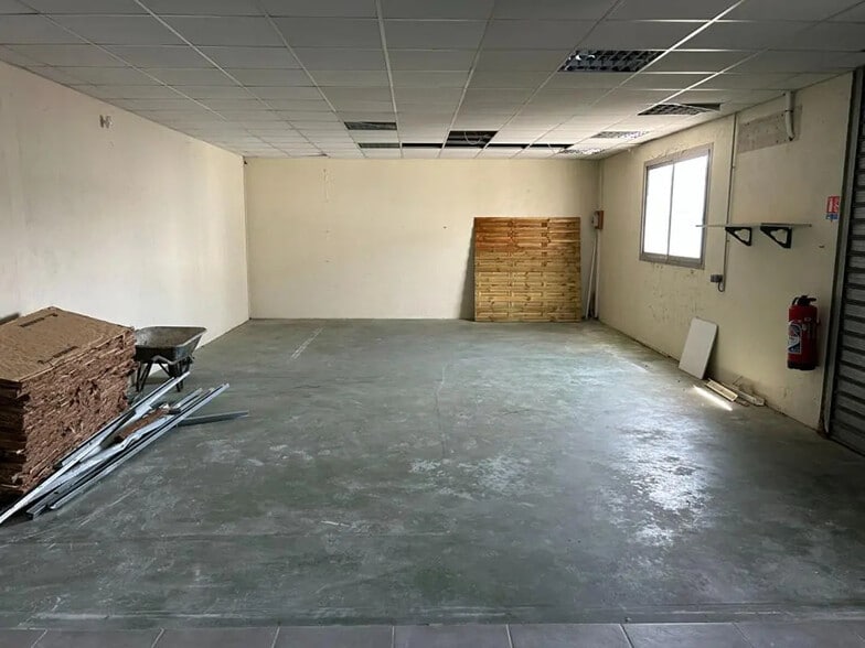 Light Industrial in Eysines to rent - Interior Photo - Image 2 of 8