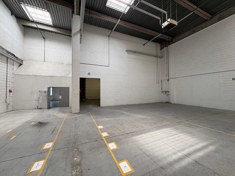 Light Industrial in Saint-Quentin-Fallavier to rent - Interior Photo - Image 1 of 20