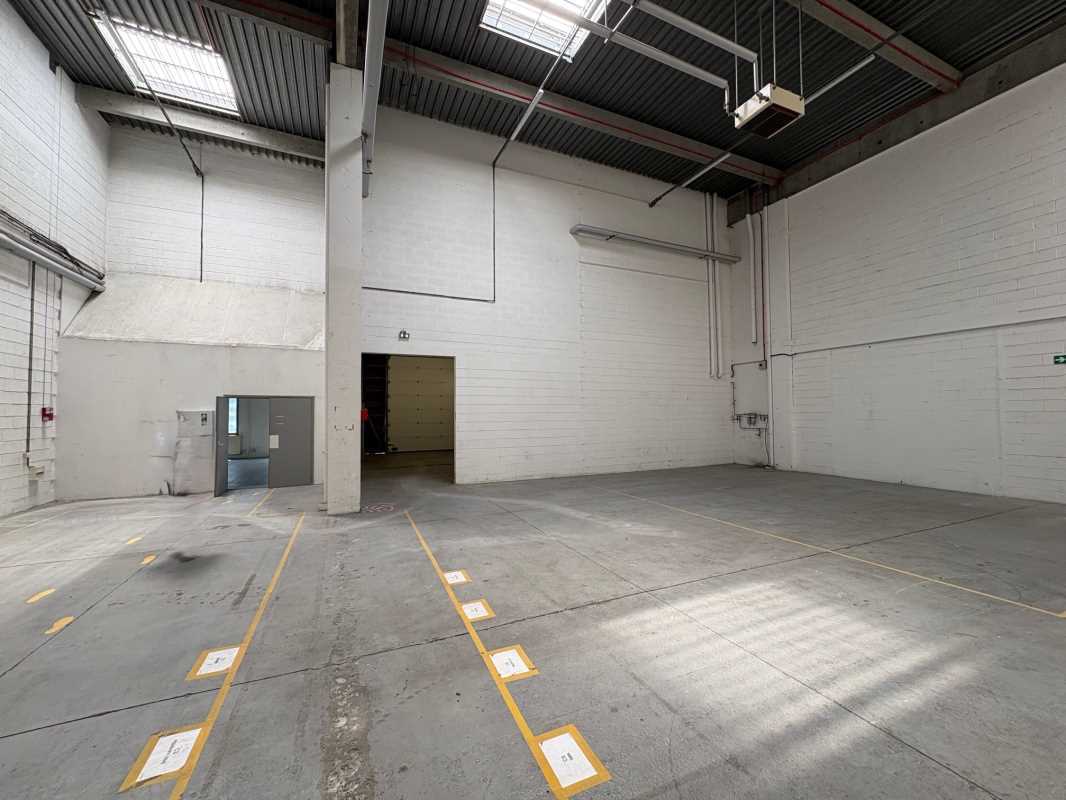 Light Industrial in Saint-Quentin-Fallavier to rent Interior Photo- Image 1 of 21