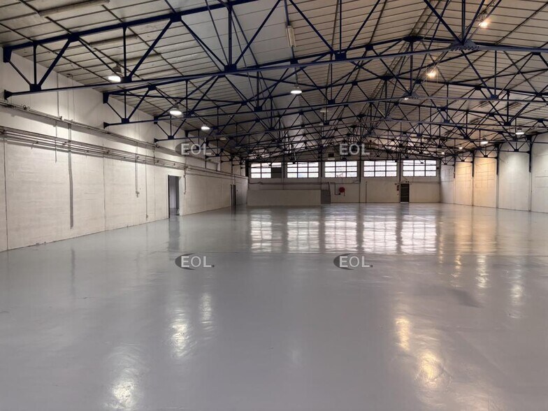 Industrial in Nanterre to rent - Building Photo - Image 2 of 9