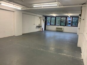 8 Andrews Rd, London to rent Interior Photo- Image 1 of 3