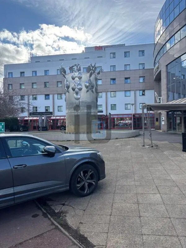 Retail in Nanterre to rent Building Photo- Image 1 of 9