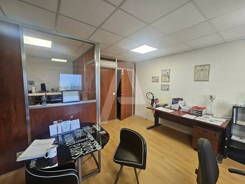 Light Industrial in Trappes for sale - Interior Photo - Image 3 of 5