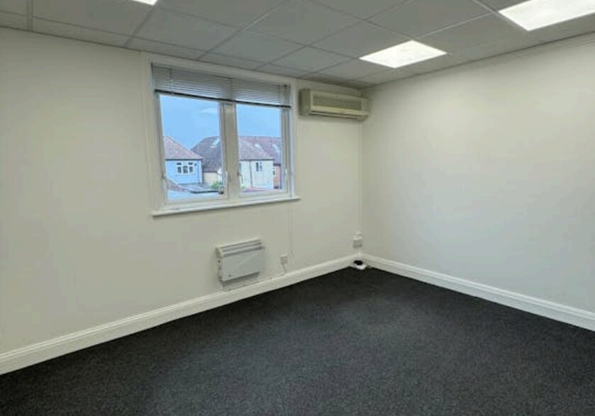 63-65 Woodside Rd, Amersham to rent Interior Photo- Image 1 of 4