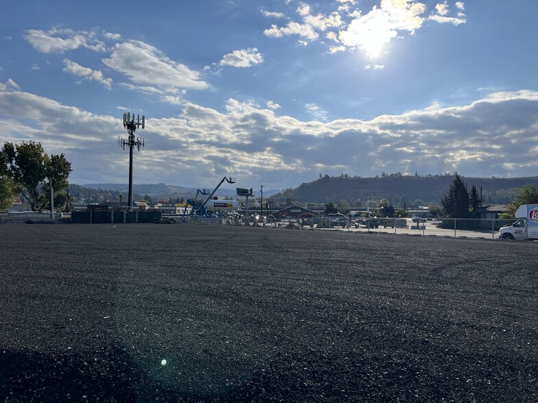 215 Terminal Ave, The Dalles, OR for rent - Building Photo - Image 2 of 4