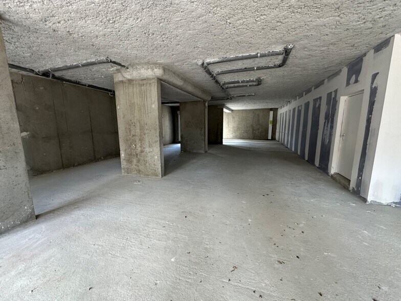 Retail in Saint-Bonnet-de-Mure for sale - Interior Photo - Image 2 of 2
