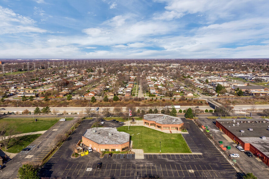 13300 E 11 Mile Rd, Warren, MI for sale - Building Photo - Image 2 of 5