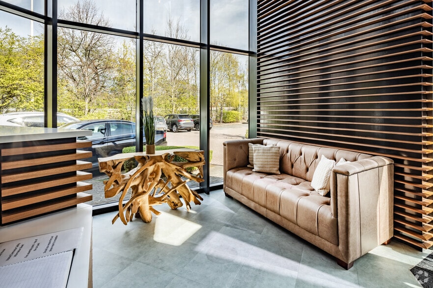 170 Elland Rd, Leeds to rent - Lobby - Image 3 of 23