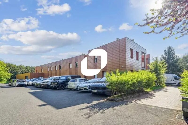 Office in Tremblay-en-France to rent Building Photo- Image 1 of 10