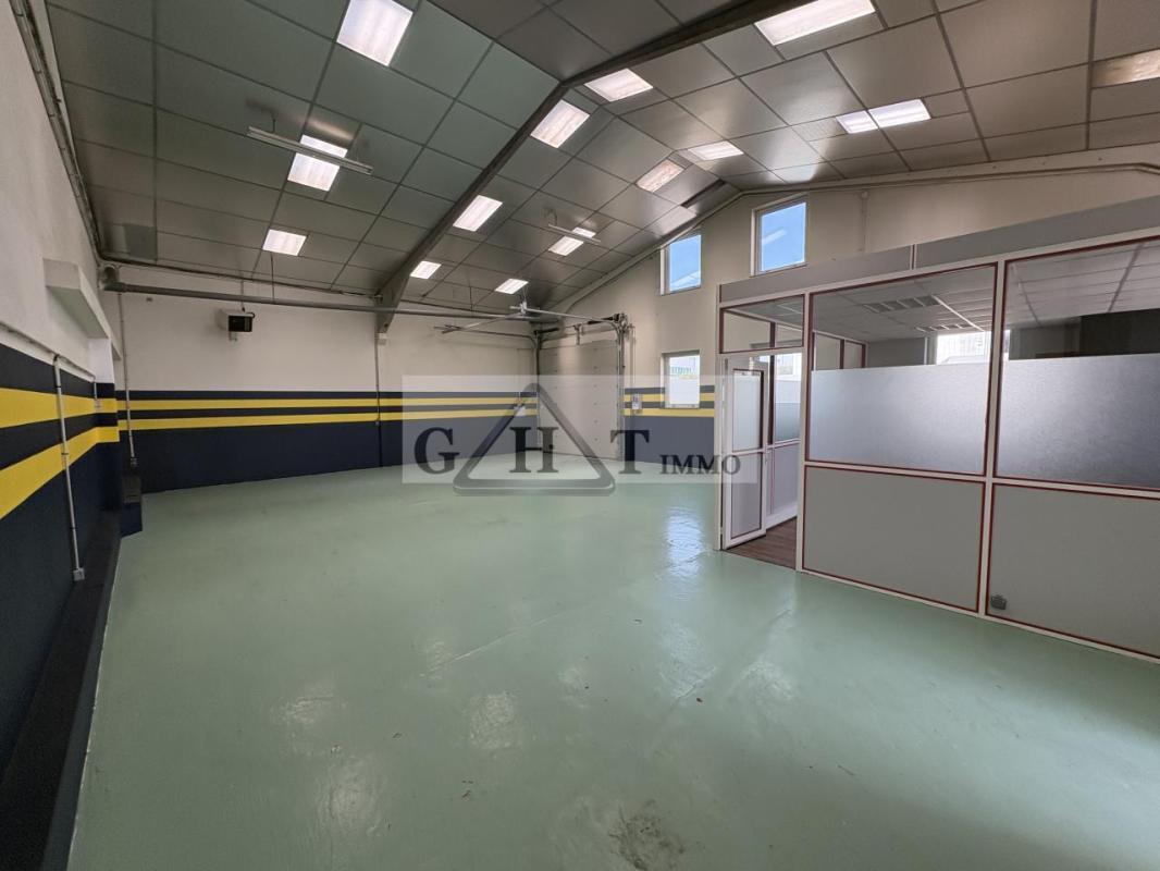 Industrial in SAINT-OUEN-L'AUMONE to rent Interior Photo- Image 1 of 2